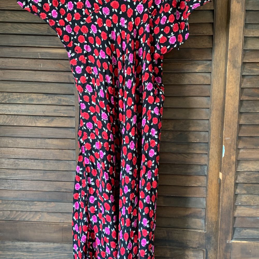 Cutest, super flattering Zara dress